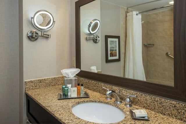 غرفة بسريرين مزدوجين بغرفة نوم واحدة مع أريكة لذوي الإعاقة، Hilton Winnipeg Airport Suites 3/3