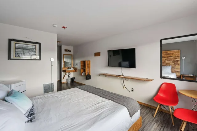 West, Queen Bed، Adrift Hotel 2/6
