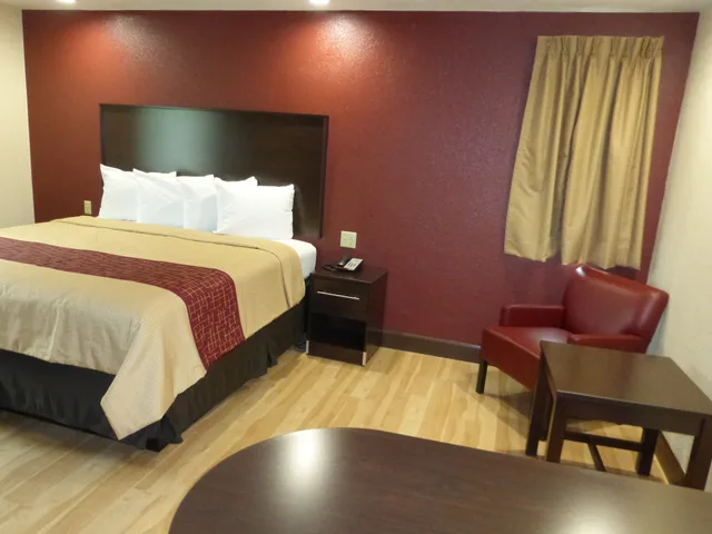 غرفة قياسية بسرير كينج، Red Roof Inn Hayward 1/8