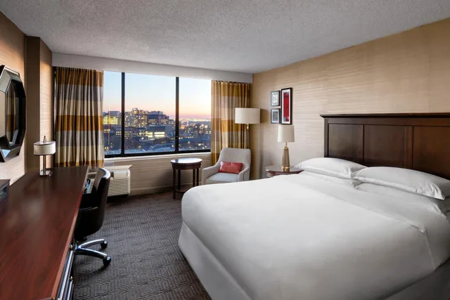 غرفة ديلوكس بسرير كينج، Sheraton Philadelphia University City 1/6