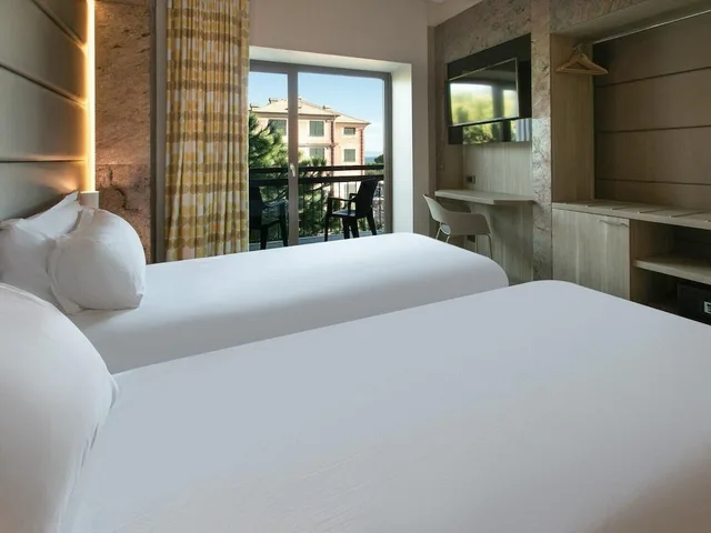 غرفة بسريرين منفصلين بشرفة، B&B Hotel Savona 7/10