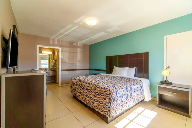Room, King Bed, Woodfield Inn & Suites Hotel O, Yoakum TX 111 1/6