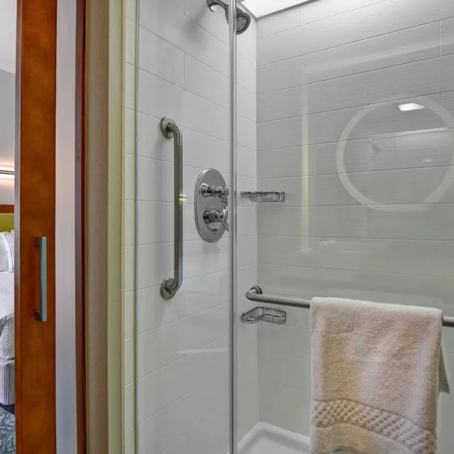 جناح بسريرين كوين بحوض استحمام لذوي الإعاقة، Springhill Suites by Marriott Midtown Cincinnati 4/4