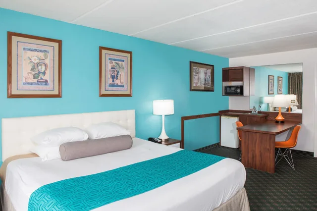 غرفة بسرير كينج، Howard Johnson by Wyndham Clearwater/Dunedin 2/3