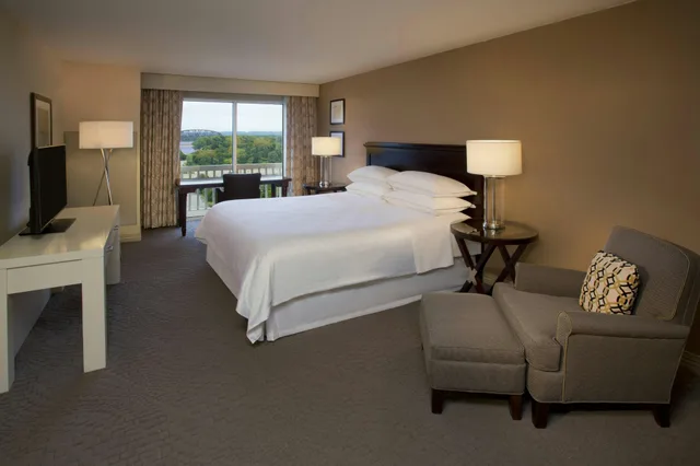 غرفة بسرير كينج، Sheraton Louisville Riverside Hotel 2/5