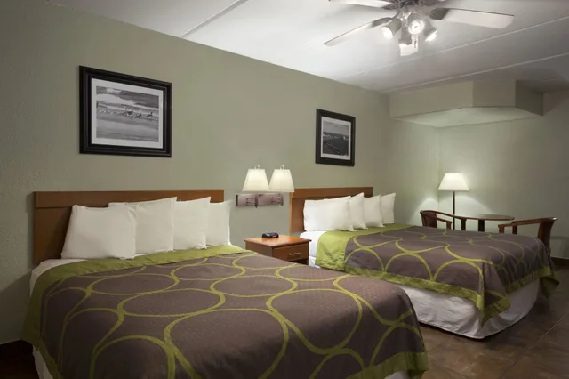غرفة قياسية بسريرين كوين، Super 8 By Wyndham South Padre Island 2/3