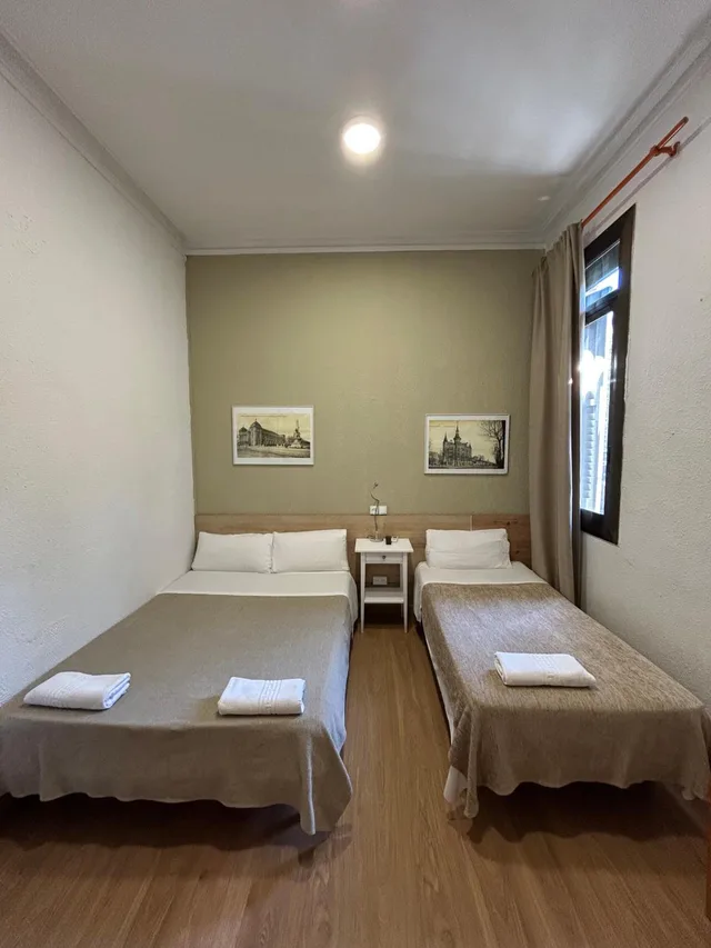 غرفة أساسية ثلاثية بسرير مزدوج وسرير فردي بحمام مشترك، Hostal Delfos 1/10