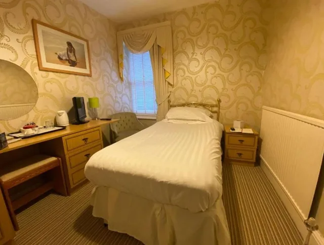 غرفة اقتصادية مفردة بسرير فردي، OYO Lamphey Hall Hotel 1/3