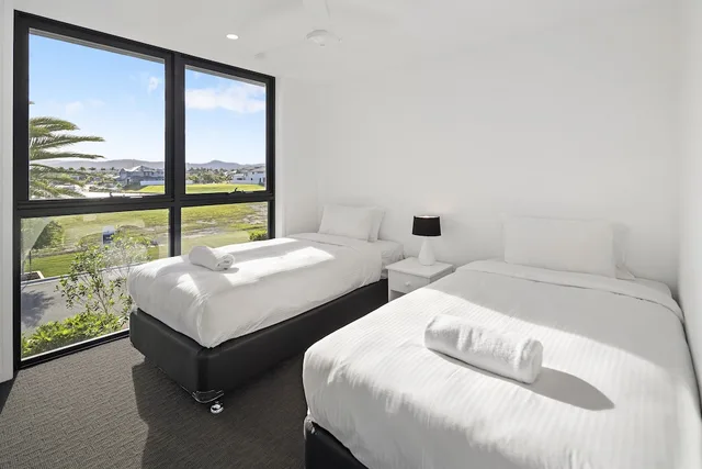 3 Bedrooms, Town House, 2 Queen and Twin Beds، The Peninsula at Hope Island 1/4