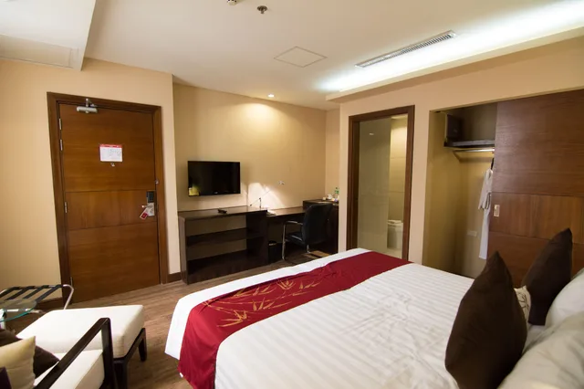 Deluxe, King Bed, Ramada by Wyndham Manila Central 4/10