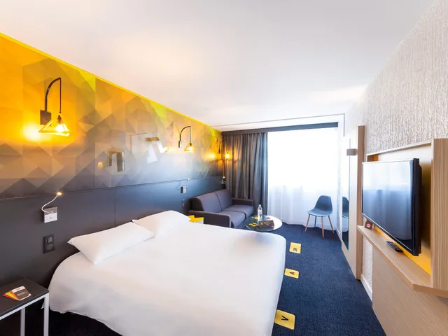 غرفة بسرير مزدوج مع أريكة، ibis Styles Poitiers Nord 1/6