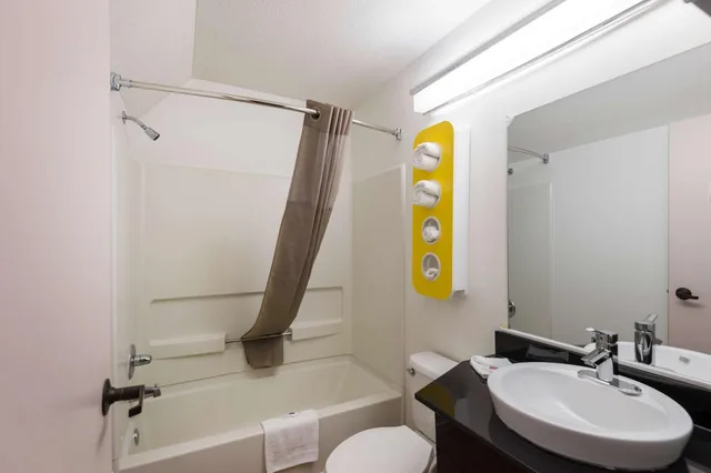 غرفة بسرير كوين للمدخنين لذوي الإعاقة، Motel6 Olathe, KS 6/7