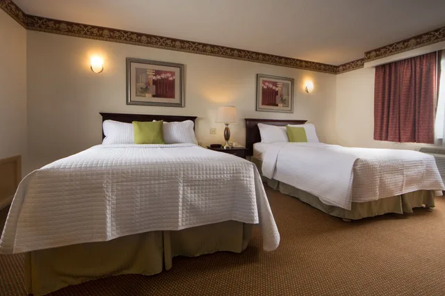 جناح بسرير كينج وسريرين مزدوجين بغرفتي نوم، Villa Roma Resort and Conference Center 1/3