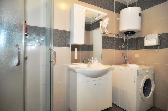 شقة بسرير كينج وسريرين منفصلين بإطلالة على المسبح بشرفة بغرفتي نوم، Villa Vanilla 5/6