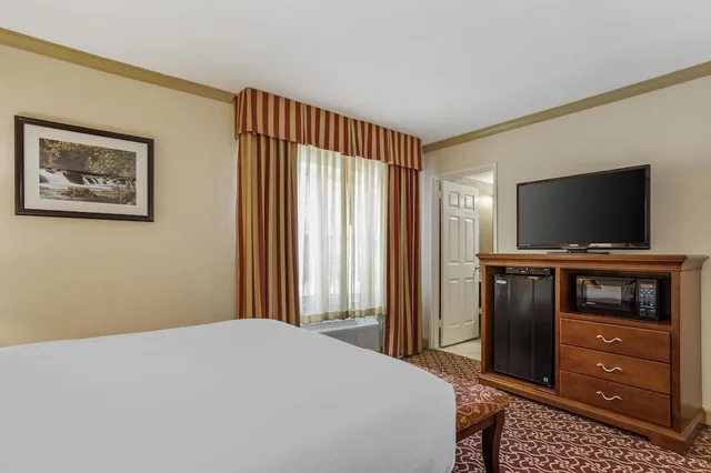 غرفة قياسية كبيرة بسرير كوين، Best Western Plus Morristown Inn 1/4