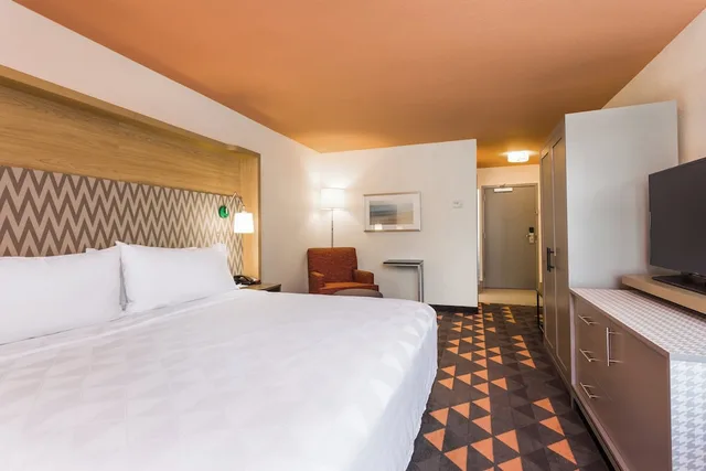 غرفة بريميوم بسرير كينج لذوي الإعاقة، Holiday Inn Boone - University Area, an IHG Hotel 1/3