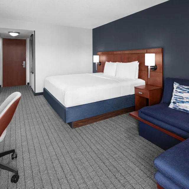 غرفة بسرير كينج بشرفة، Courtyard by Marriott San Diego - Rancho Bernardo 2/5