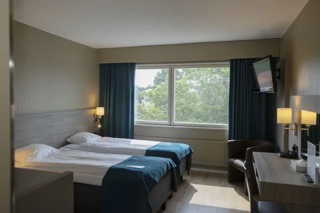غرفة قياسية بثلاثة أسرّة، Adlon Hotel 1/4
