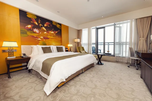 غرفة بسرير كينج وسرير كوين بشرفة، Hotels and Preference Hualing Tbilisi 2/6