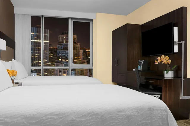 Room, 2 Queen Beds, Partial Times Square View، Hilton Garden Inn New York/Times Square Central 2/3