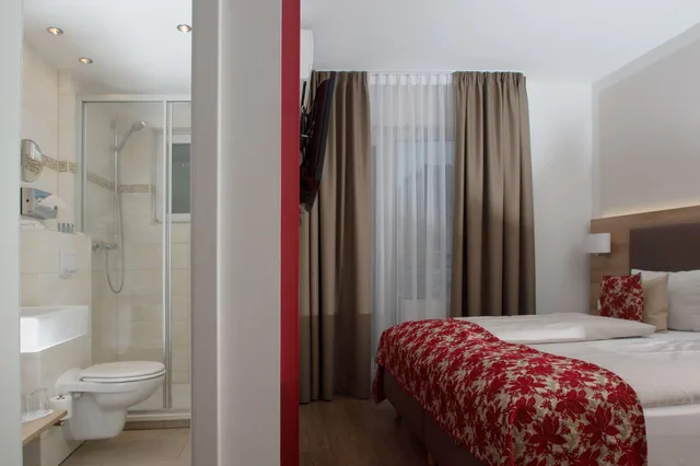 Room, Triple, 1 Double and 1 Single Bed, Hydromassage، Hotel Löhr 5/9