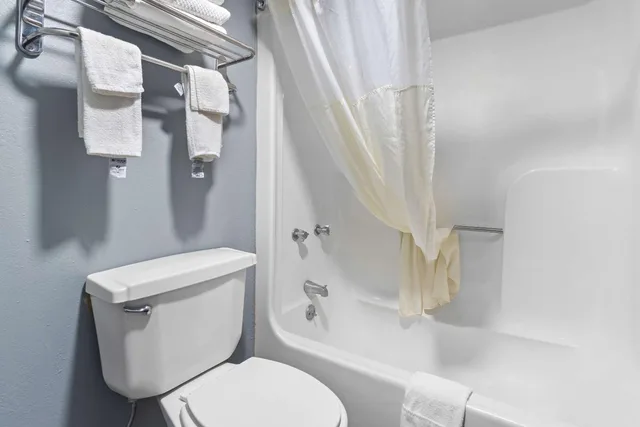 غرفة رباعية بسريرين كوين، Econo Lodge Kennett 2/4