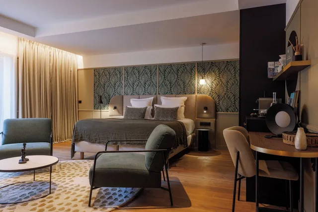 جناح جونيور بسرير كينج بجاكوزي، Grand Hotel de Courtoisville 3/3