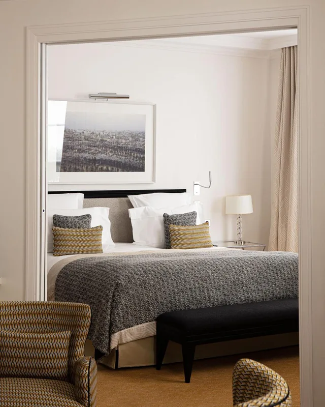 جناح بسرير كينج بشرفة مع أريكة، Le Burgundy Paris 3/3