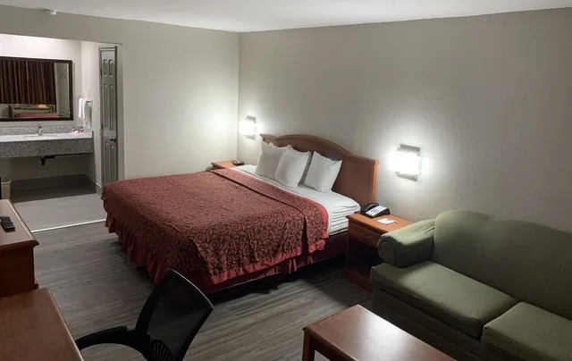 Standard, King Bed, Smoking, Days Inn by Wyndham Ruston LA 2/7