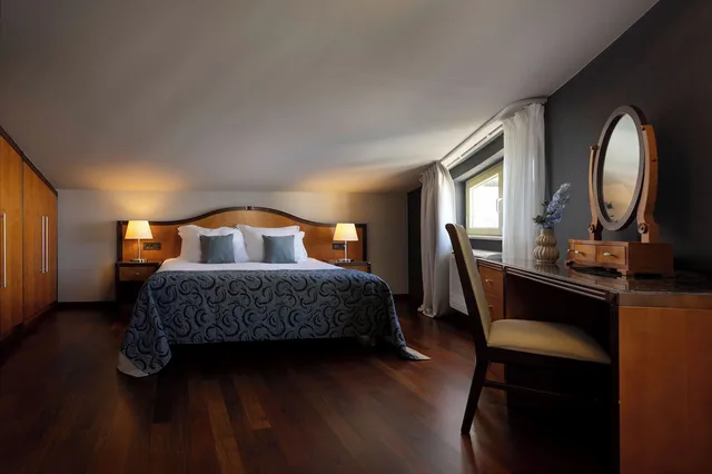 جناح جونيور بسرير مزدوج بشرفة بغرفة نوم واحدة بإطلالة جزئية على البحر مع أريكة، Hotel More Dubrovnik - Adults Only 5/10