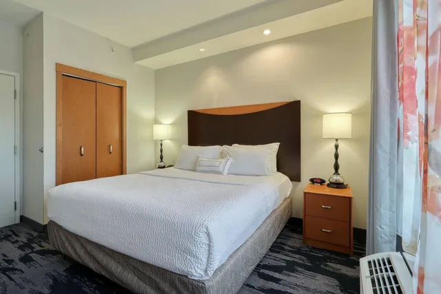 جناح بسرير كينج بغرفة نوم واحدة بغرفتين مع أريكة، Fairfield Inn Amp Suites By Marriott Harrisburg West 1/3