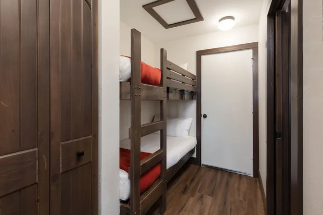 غرفة فاخرة بسرير كينج وسريرين منفصلين مع أريكة، Westgate River Ranch Resort & Rodeo 4/4