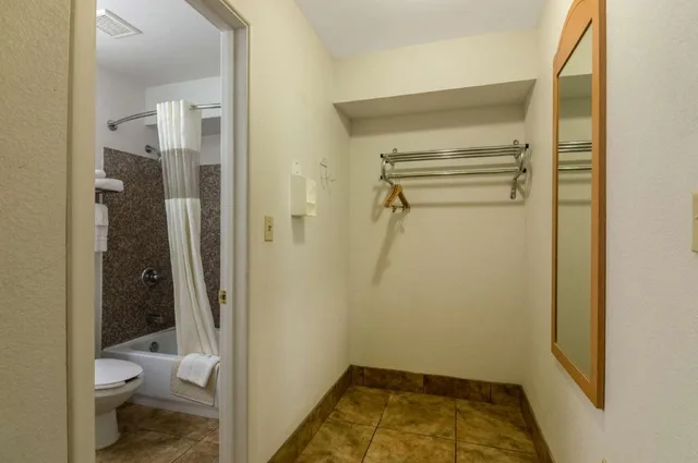 غرفة بسريرين كينج للمدخنين بمطبخ، Studio 6 Lubbock TX Medical Center 4/4