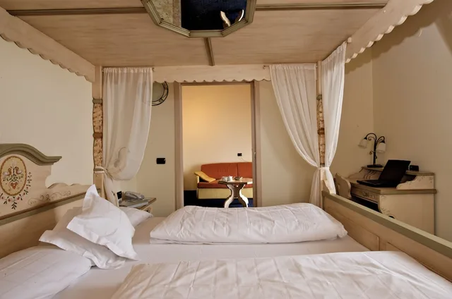 جناح بسرير مزدوج مع أريكة، Hotel Touring 1/10