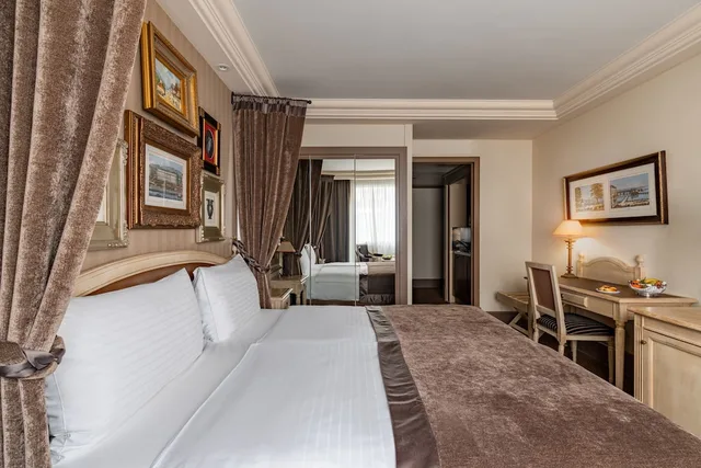 Deluxe, Studio, Queen Bed, Royal Manotel 1/5