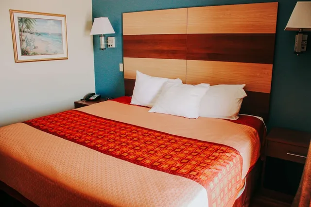 جناح بسرير كينج بمطبخ صغير، Rodeway Inn & Suites Lake Havasu City 2/3