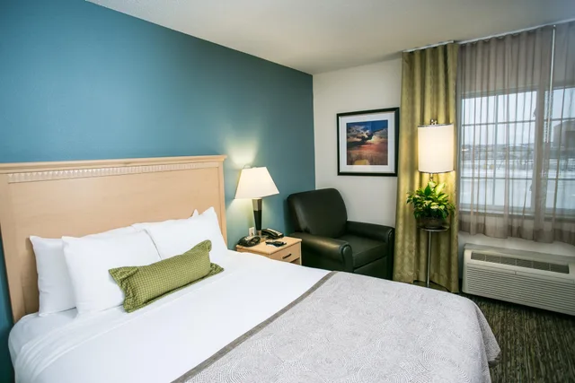 استوديو بسرير كوين، Candlewood Suites Fargo N Dakota State University 3/3