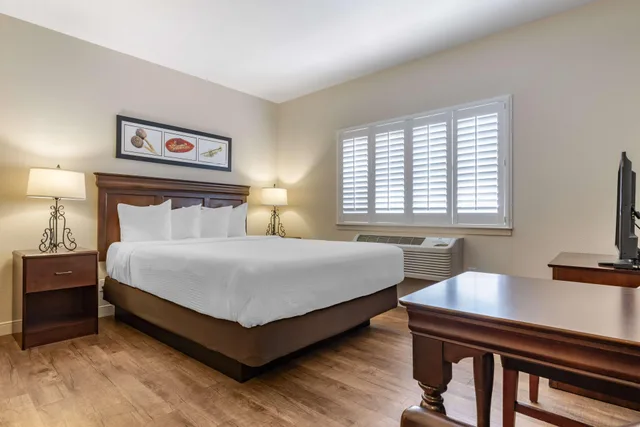 2 Bedrooms, Suite, King and Queen Bed, 1.5 Bathrooms، Best Western Rose Garden Inn 5/8