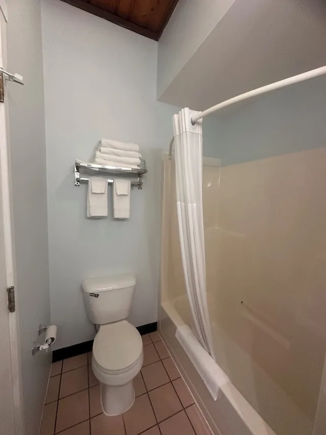 جناح بسرير كينج مع أريكة، Pictured Rocks Inn & Suites 8/9