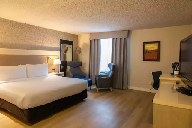غرفة بسرير كوين، Radisson Hotel Fort St. John, BC 1/1