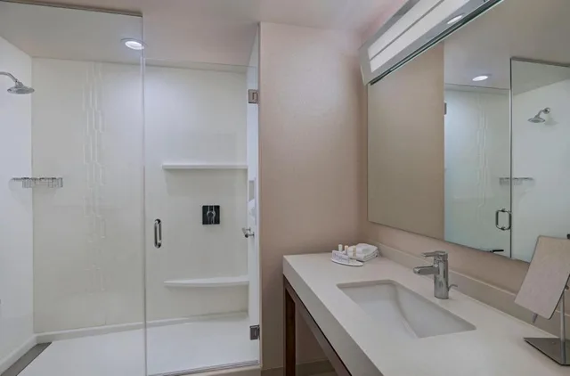 غرفة بسريرين كوين بحوض استحمام لذوي الإعاقة، Courtyard Houston Sugar Land Lake Pointe 5/5