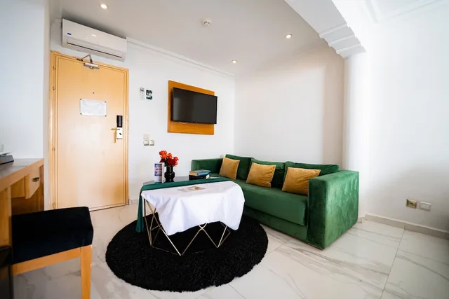 جناح عائلي بثلاثة أسرّة وسرير كوين بغرفتي نوم مع أريكة، Argana Hotel 8/10