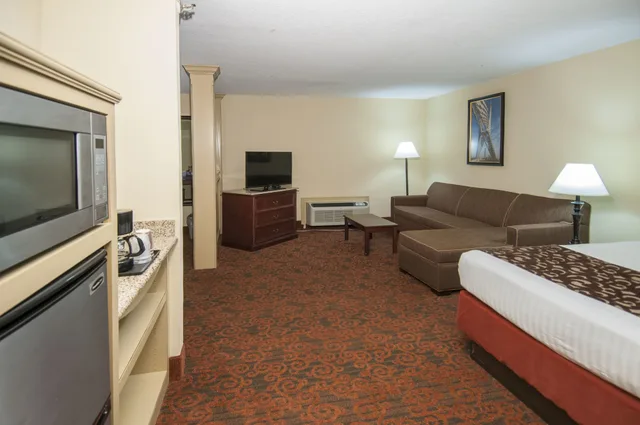 جناح تنفيذي بسرير كينج مع أريكة بمنطقة جلوس، Governors Suites Hotel 2/3