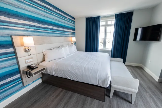 جناح ركني بسرير كينج وسرير بطابقين وثلاثة أسرّة بغرفتي نوم مع أريكة، Hotel LBI 2/5