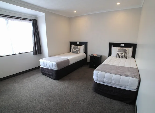 شقة عائلية بسرير مزدوج وسريرين منفصلين بغرفة نوم واحدة، Palm City Motor Inn 7/10