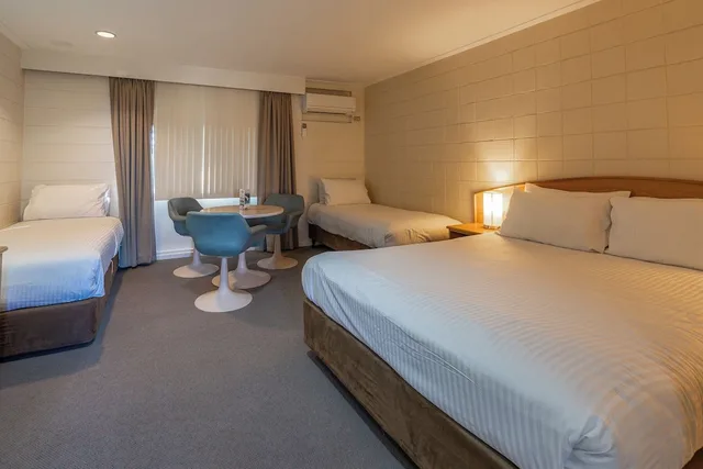 غرفة عائلية بسرير كوين وسريرين منفصلين، Hospitality Inn Geraldton SureStay Collection by Best Western 4/8