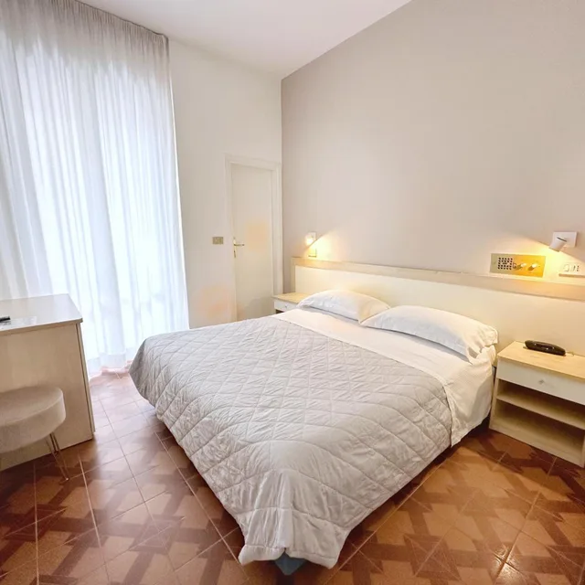 غرفة قياسية بسرير مزدوج، Aura Living 4/10