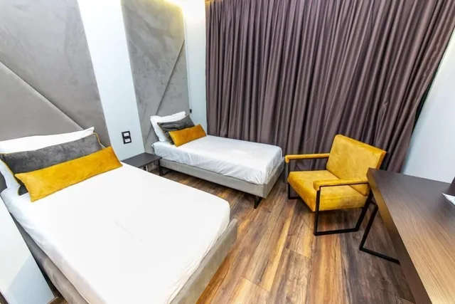 غرفة ديلوكس رباعية بسرير كوين وسريرين منفصلين بشرفة في الطابق الأرضي، Hotel Apollon 5/7