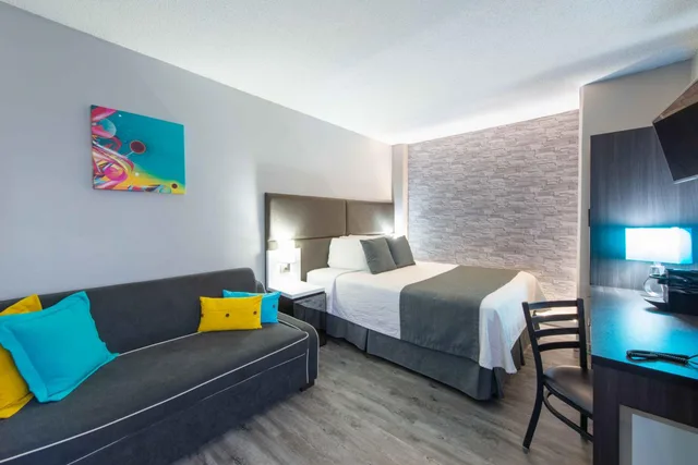 غرفة ركنية بسرير كوين مع أريكة، Travelodge Hotel By Wyndham Montreal Centre 3/10
