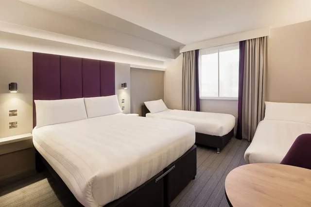 غرفة عائلية رباعية بسرير مزدوج وسريرين منفصلين، Premier Inn London Hampstead Hotel 2/4